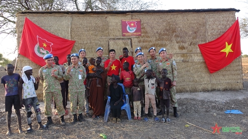 Các Đoàn viên mũ nồi xanh ở Abyei làm nhà giúp dân